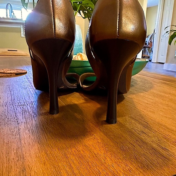 BCBG bronze heels,  8.5 - Picture 4 of 8